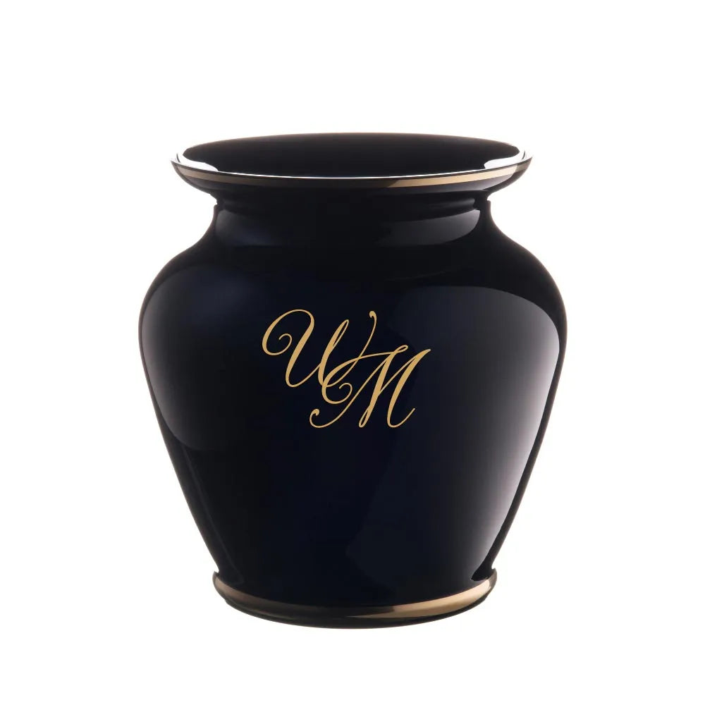 schwarze Glasvase mit Goldmonogramm