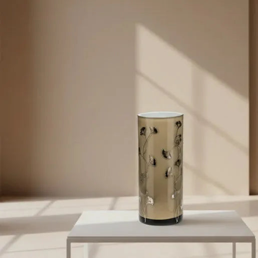 graue Vase mit Silberdeko