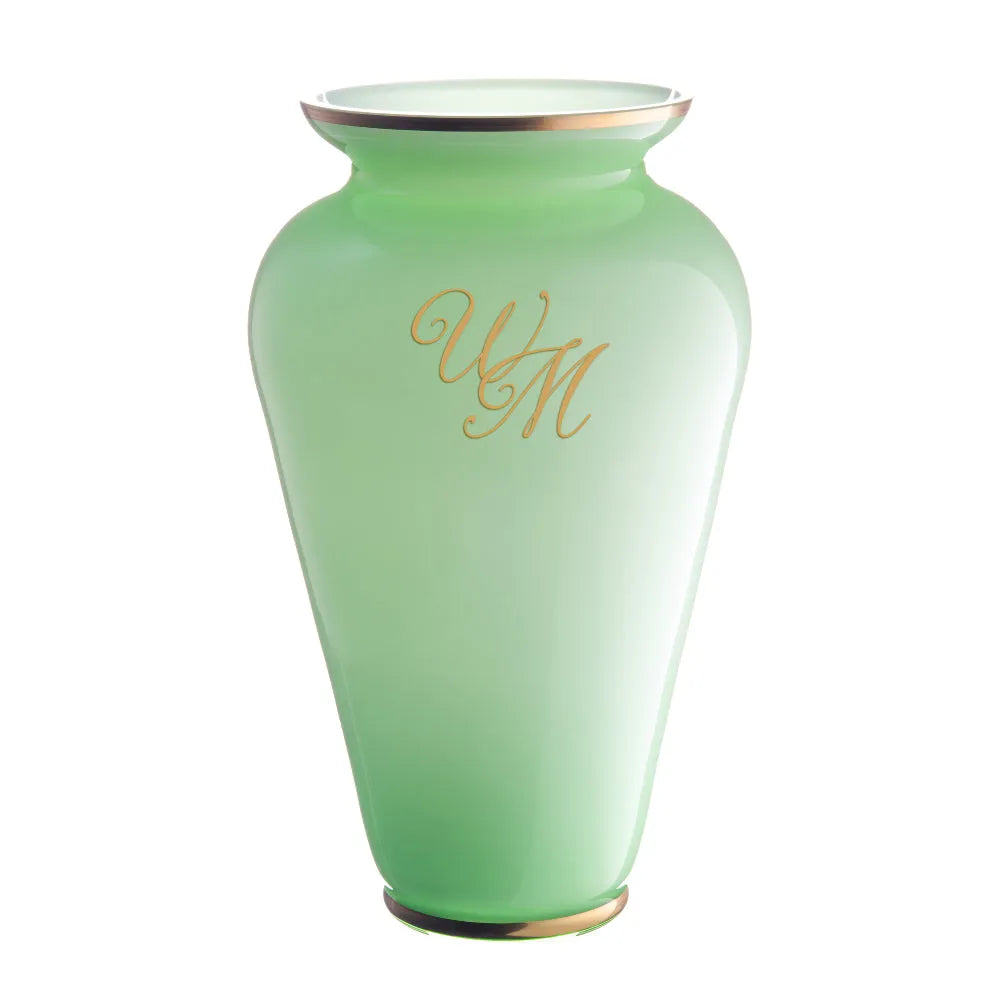 grüne Bodenvase mit Goldmonogramm