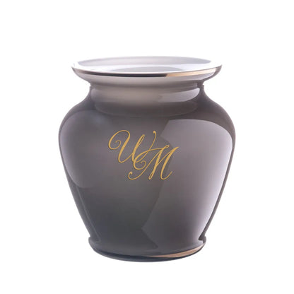 graue Glasvase mit Goldmonogramm