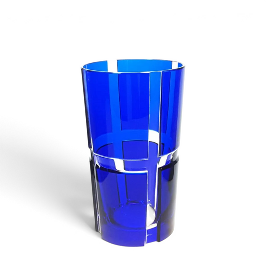 Azurblauer Longdrinkbecher Quadrone aus handgeschliffenem Überfang-Bleikristall