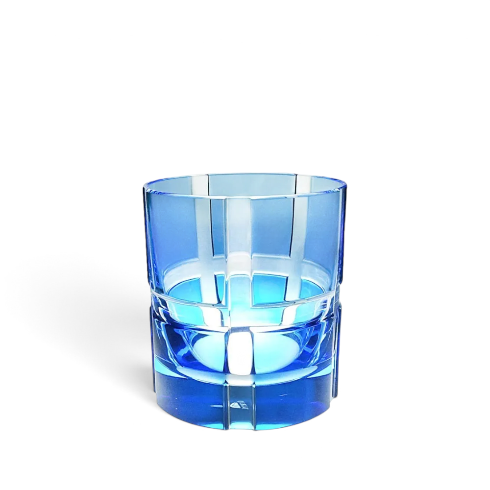 Hellblauer Whiskytumbler Quadrone aus handgeschliffenem Überfang-Bleikristall